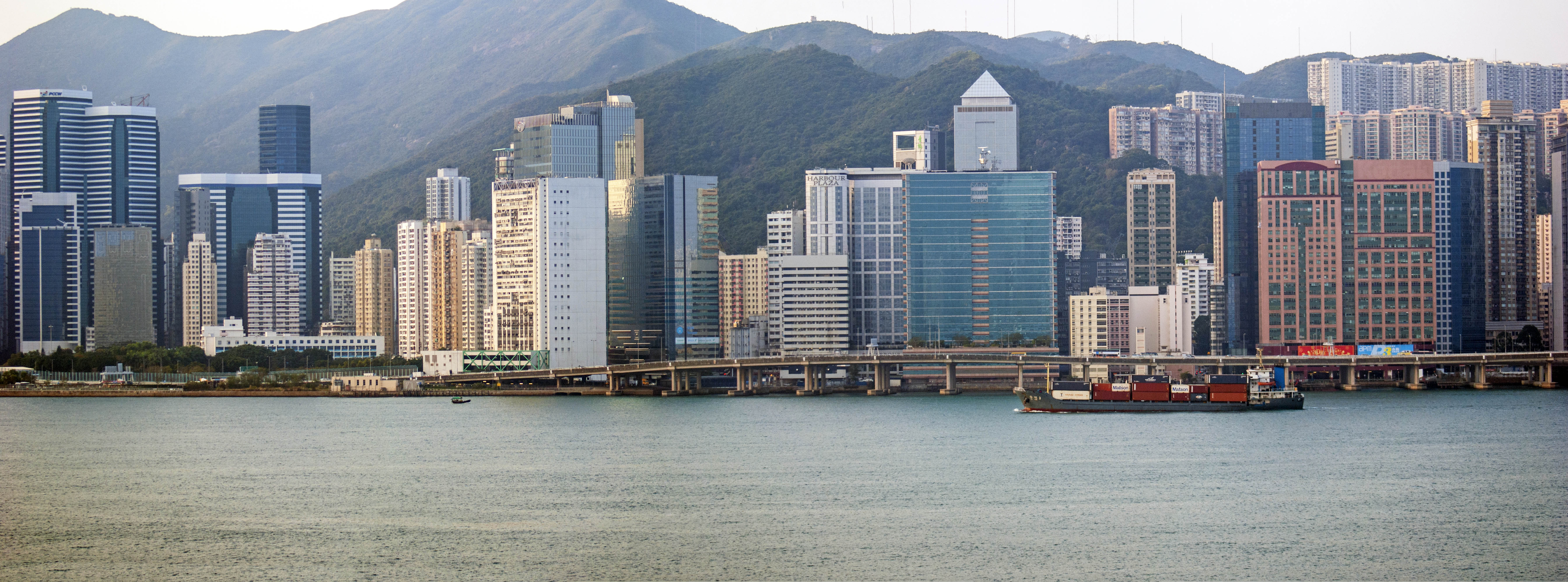 Hong Kong, Steaming along towards port terminal